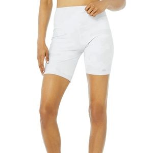 ALO YOGA WHITE CAMOUFLAGE BIKER SHORTS